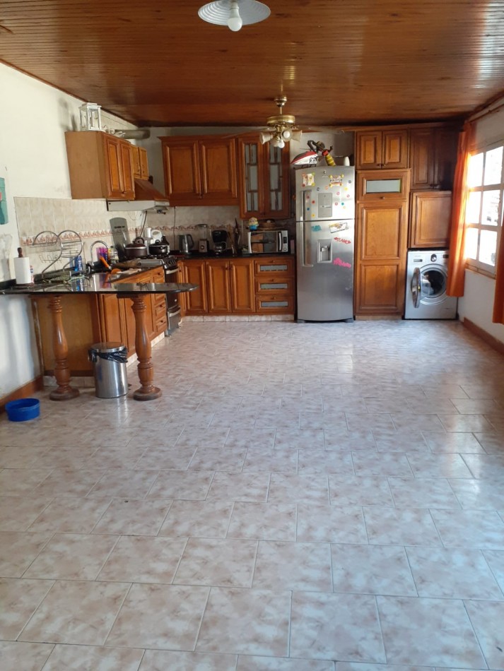 OPORTUNIDAD VENDO CASA + QUINCHO + TINGLADO 630 m² a 6 km de San Rafael.  Zona a metros de Adolfo Calle. 