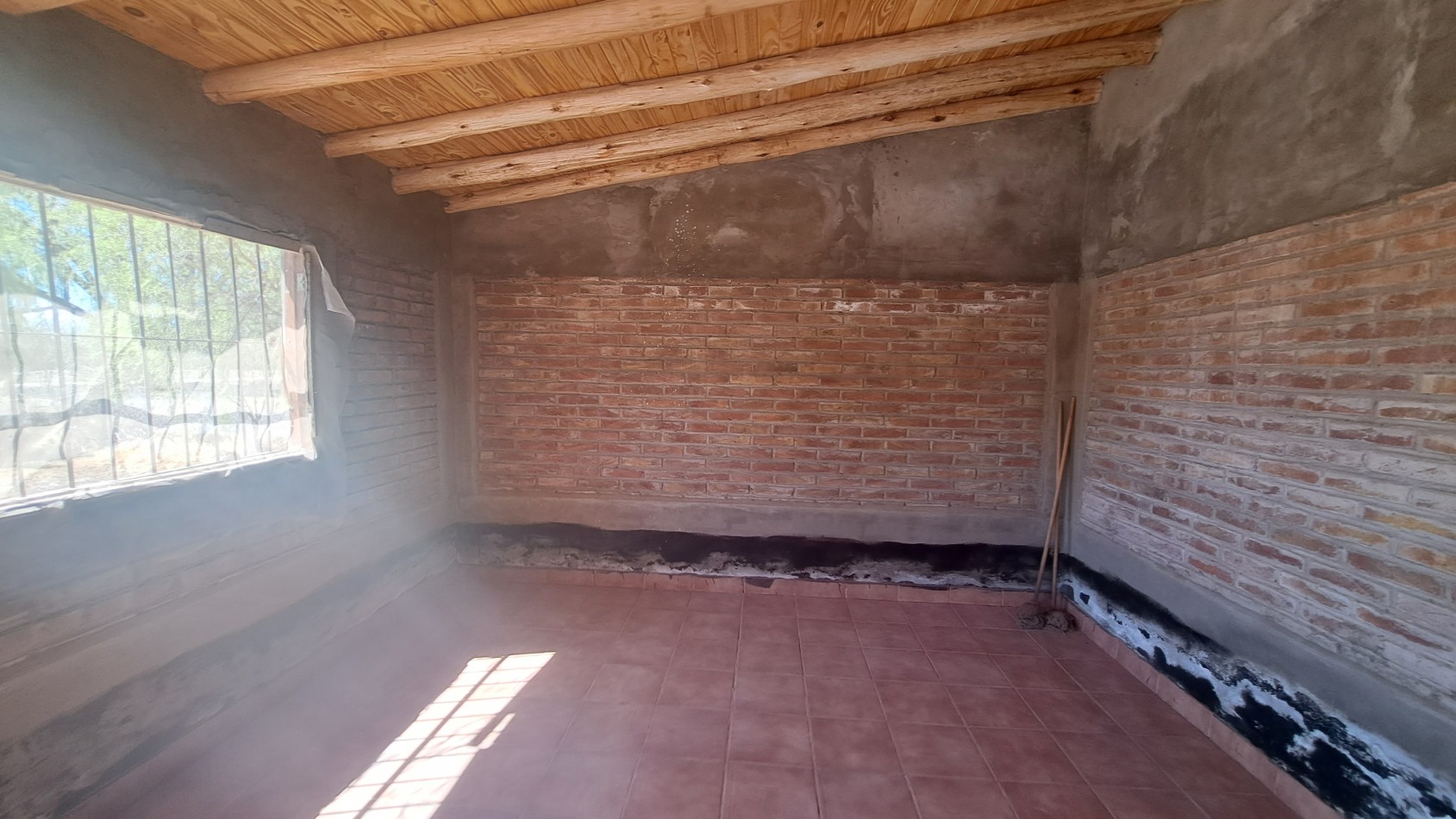 Vendo finca 4 has. zona 4 km Salto de las Rosa. Cuenta con casa 2 dorm.  a terminar. San Rafael.