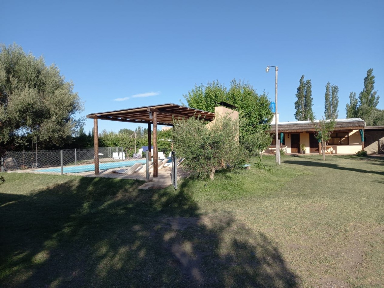 ✅Complejo de 4 cabañas y casa principal. Pileta, parque con arboles y plantas de mas de 10 años.. Cuenta con 3250 m². Las Paredes. San Rafael