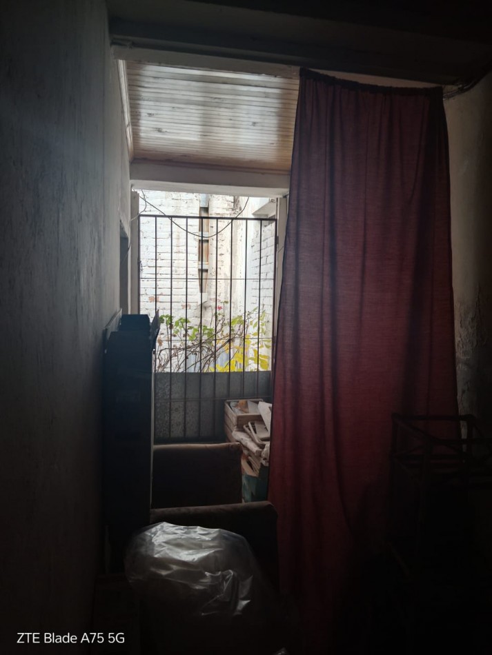 Vendo casa pleno centro de San Rafael, Mendoza. Con una casa y 2 locales.