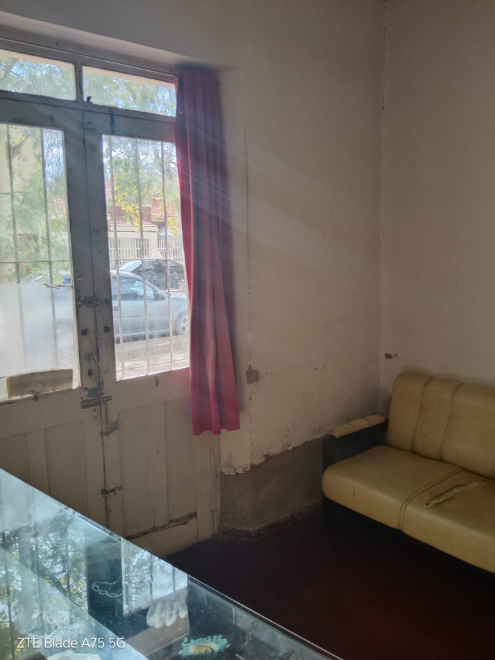 Vendo casa pleno centro de San Rafael, Mendoza. Con una casa y 2 locales.