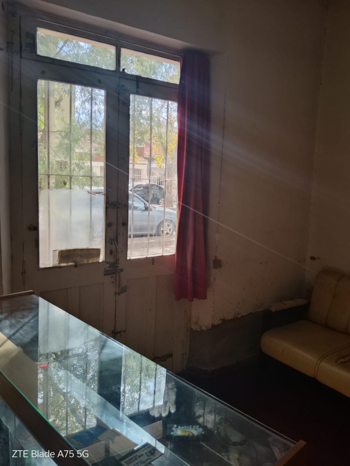 Vendo casa pleno centro de San Rafael, Mendoza. Con una casa y 2 locales.