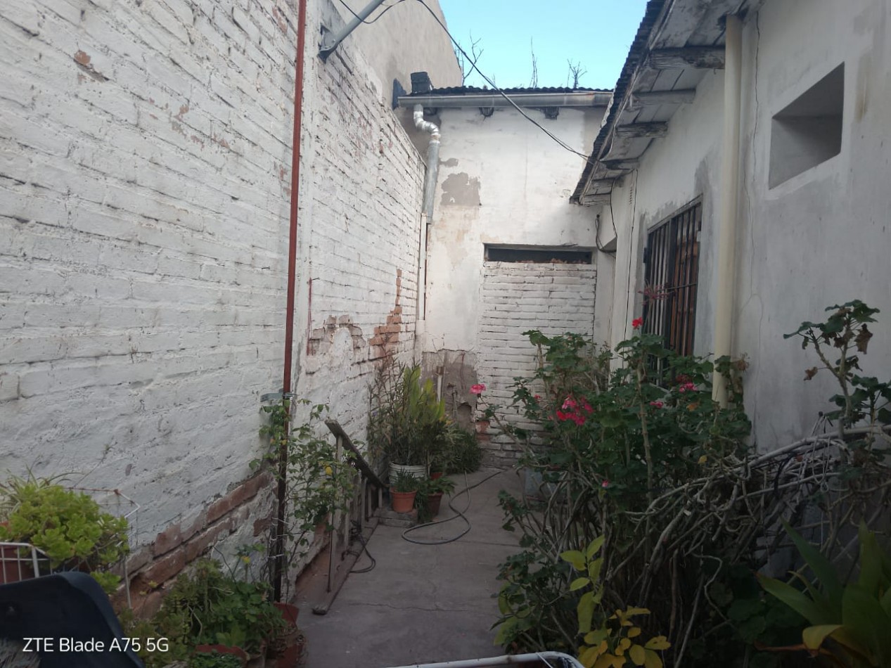 Vendo casa pleno centro de San Rafael, Mendoza. Con una casa y 2 locales.