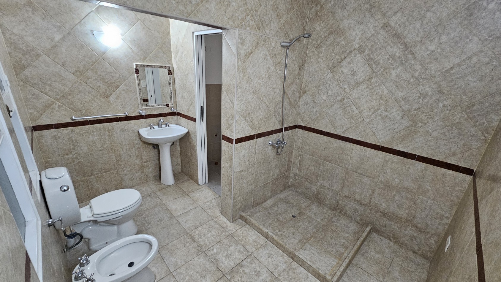 Vendo 3 propiedades Casa, Depto, local, garage doble. San Rafael..