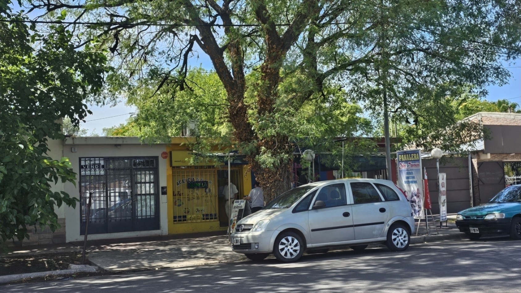 Venta de 3 Locales Comerciales Sobre Avenida Moreno con Galpon y Garaje, cuenta con 427 m² - San Rafael