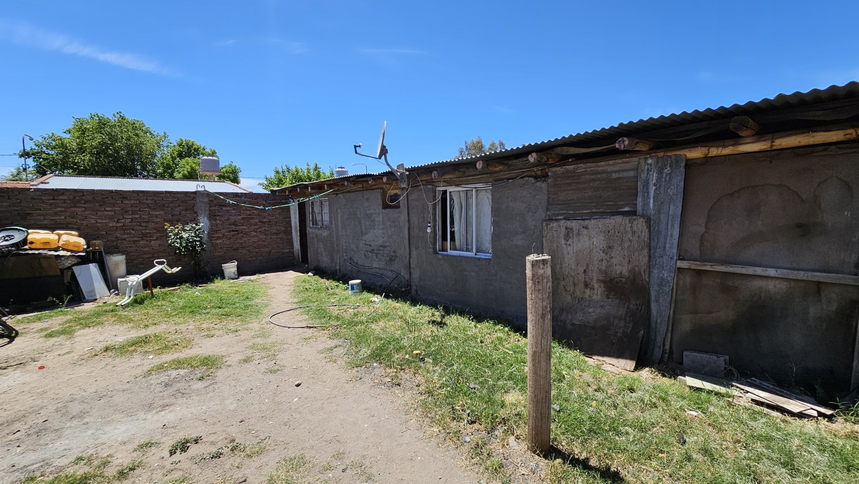 Vendo casa con amplio terreno de 350 m², posibilidad de ampliacion y construccion avanzada de departamento al fondo, ideal vivienda o inversion San Rafael 