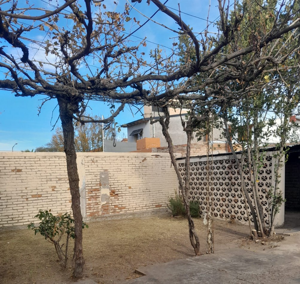 Casa en Venta en Barrio SAT - San Rafael, Mendoza! 📍 Zona Sarmiento y Balloffet, excelente ubicacion con rapido acceso a comercios, escuelas y servicios.