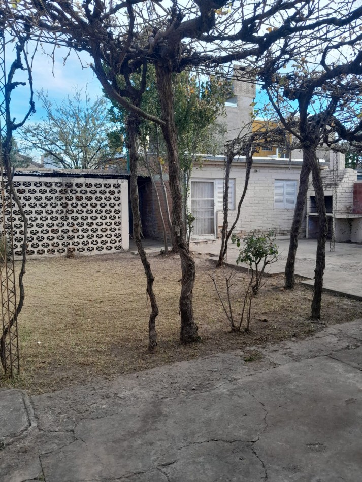 Casa en Venta en Barrio SAT - San Rafael, Mendoza! 📍 Zona Sarmiento y Balloffet, excelente ubicacion con rapido acceso a comercios, escuelas y servicios.