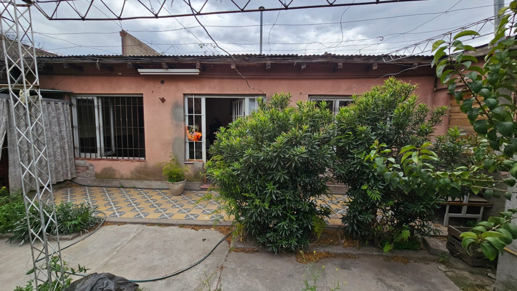 Sobre Av. Mitre Local+ Casa + depto+ patio. 436 m² San Rafael