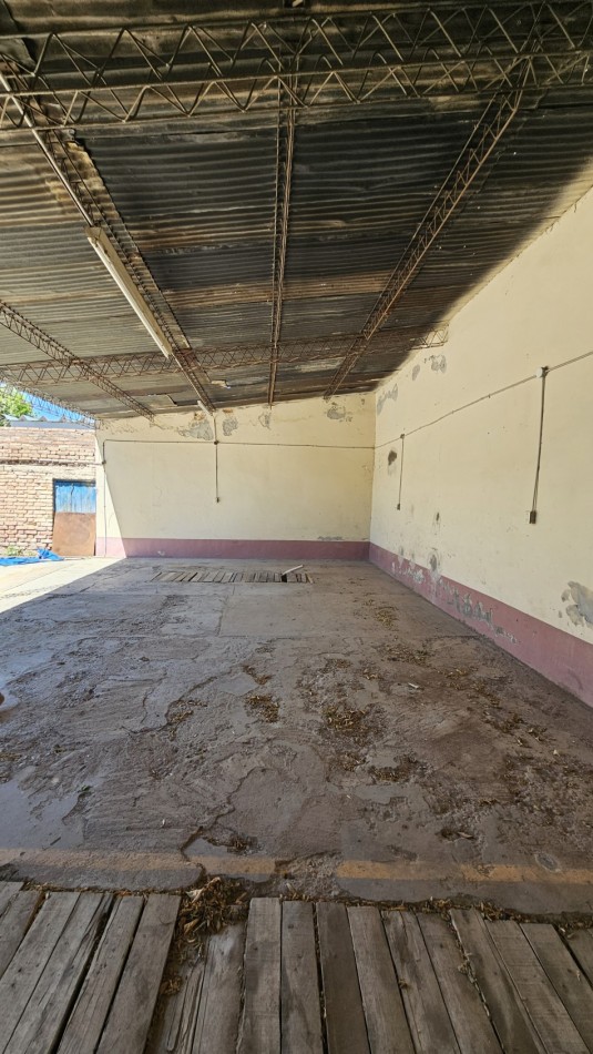 Galpon + Casa con gas. Propiedad Multifuncional en Avenida Sarmiento de San Rafael: 2 Galpones con Casa de 3 Dormitorios, ¡Ideal para Comercio o Deposito!