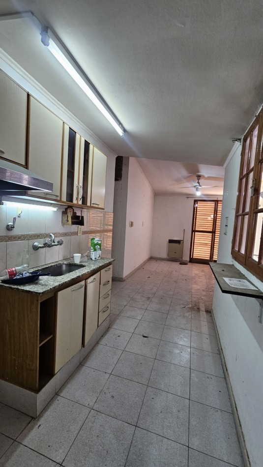 Casa amplia con gran parque y cochera - Zona El Cerrito, San Rafael  Oportunidad en una de las zonas mas buscadas de San Rafael. Propiedad de 3 dormitorios, 2 baños, living-comedor espacioso y cochera para 3 vehiculos.