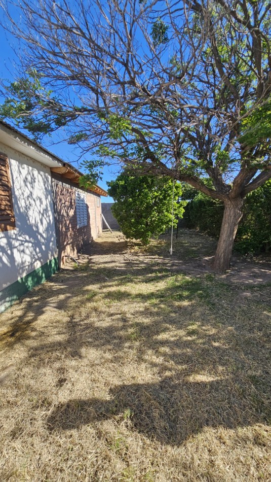Casa amplia con gran parque y cochera - Zona El Cerrito, San Rafael  Oportunidad en una de las zonas mas buscadas de San Rafael. Propiedad de 3 dormitorios, 2 baños, living-comedor espacioso y cochera para 3 vehiculos.