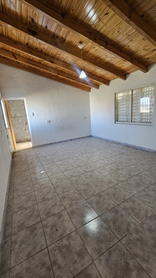 Casa amplia con gran parque y cochera - Zona El Cerrito, San Rafael  Oportunidad en una de las zonas mas buscadas de San Rafael. Propiedad de 3 dormitorios, 2 baños, living-comedor espacioso y cochera para 3 vehiculos.