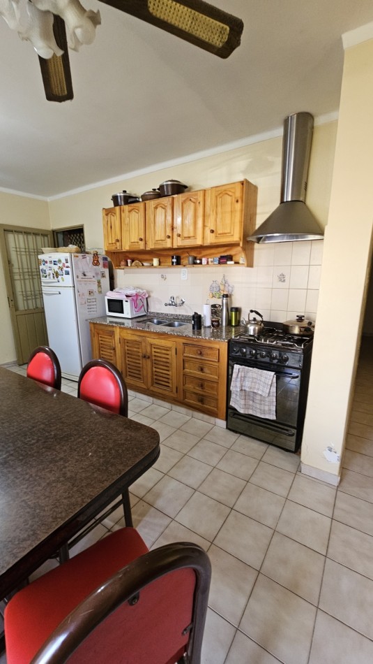 Casa Amplia Con T/ Servicios  4 dormitorios De 465 M² En Venta En San Rafael 