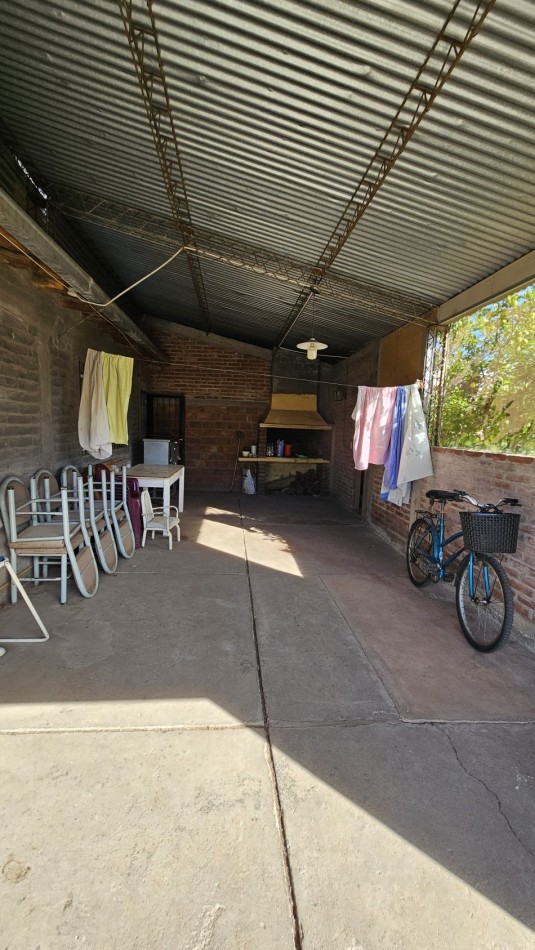 Casa Amplia Con T/ Servicios  4 dormitorios De 465 M² En Venta En San Rafael 