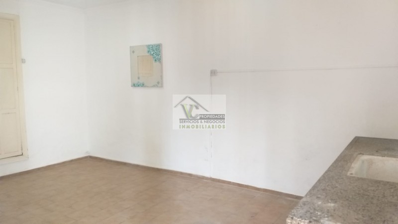  Vendo. ¿Estas buscando un Depto chico? para invertir o vivir,  en el centro. Cercano a Facultad, comercios, reparticiones, hospitales . Podes comprar este departamento a 6 cuadras del km 0 de San Rafael. 