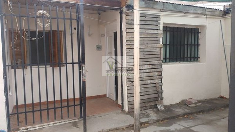  Vendo. ¿Estas buscando un Depto chico? para invertir o vivir,  en el centro. Cercano a Facultad, comercios, reparticiones, hospitales . Podes comprar este departamento a 6 cuadras del km 0 de San Rafael. 