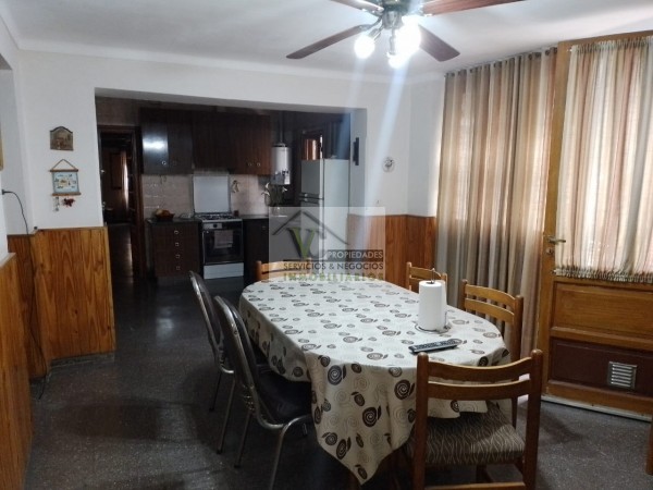 @VENDO Interesante CASA CÉNTRICA con gran terreno zona Montecaseros , la cual cuenta  de: @CASA: tres dormitorios, cocina comedor, living, baño, lavanderia grande , patio, cochera para dos vehículos, cuenta con 500 m² de terreno y de 270 m² cubierto,  lis