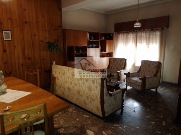 CENTRICO VENDO Interesante CASA CENTRICA AMPLIA con gran terreno zona Monte Caseros. San Rafael