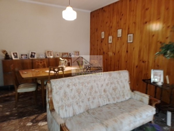 CENTRICO VENDO Interesante CASA CENTRICA AMPLIA con gran terreno zona Monte Caseros. San Rafael