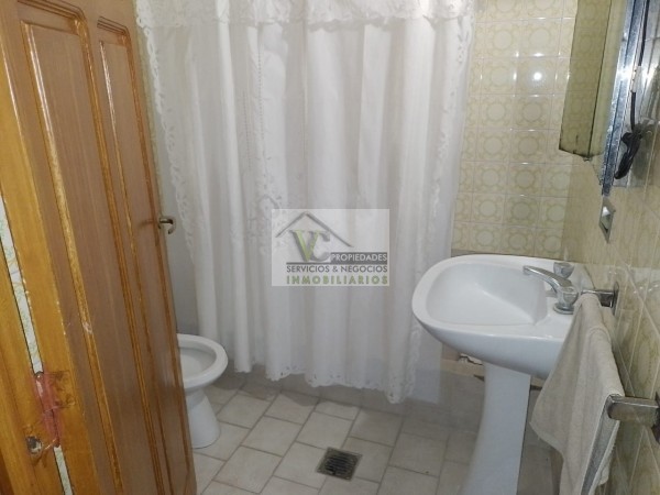 CENTRICO VENDO Interesante CASA CENTRICA AMPLIA con gran terreno zona Monte Caseros. San Rafael