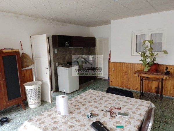 CENTRICO VENDO Interesante CASA CENTRICA AMPLIA con gran terreno zona Monte Caseros. San Rafael