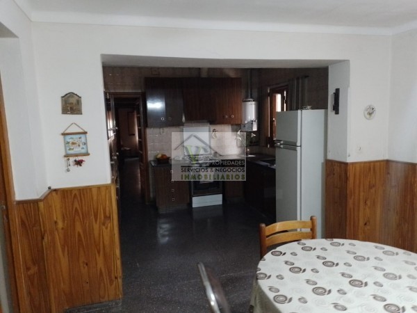 @VENDO Interesante CASA CÉNTRICA con gran terreno zona Montecaseros , la cual cuenta  de: @CASA: tres dormitorios, cocina comedor, living, baño, lavanderia grande , patio, cochera para dos vehículos, cuenta con 500 m² de terreno y de 270 m² cubierto,  lis