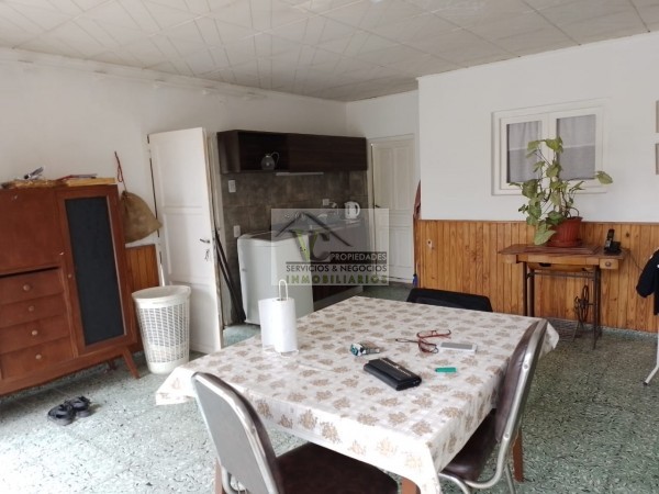 CENTRICO VENDO Interesante CASA CENTRICA AMPLIA con gran terreno zona Monte Caseros. San Rafael