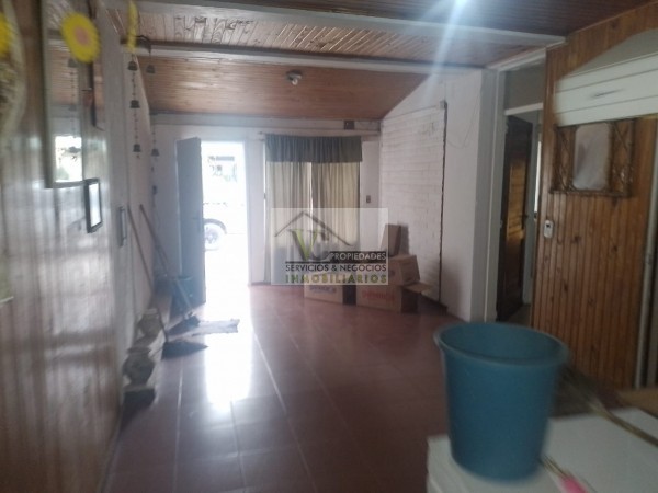 @OPORTUNIDAD Vendo CASA y SALON, zona Granaderos y Av. Iselin de 2 dormitorios, cocina comedor, baño , lavandería, cochera  ,  patio. Terreno 240m² construcción 120m²,  lista para escriturar. 