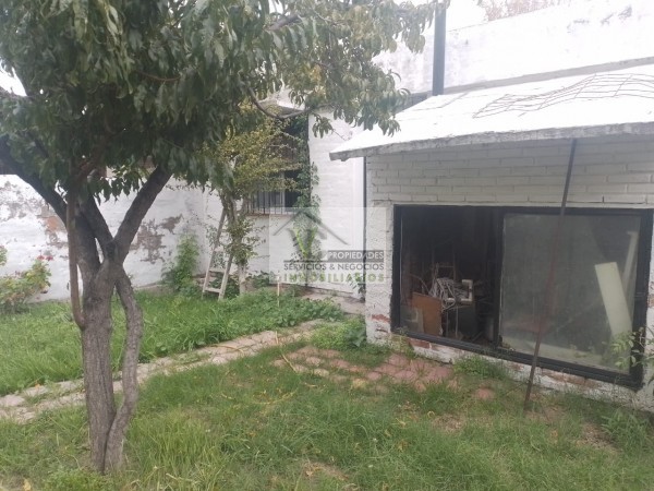 @OPORTUNIDAD Vendo CASA y SALON, zona Granaderos y Av. Iselin de 2 dormitorios, cocina comedor, baño , lavandería, cochera  ,  patio. Terreno 240m² construcción 120m²,  lista para escriturar. 