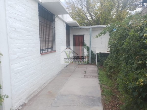 @OPORTUNIDAD Vendo CASA y SALON, zona Granaderos y Av. Iselin de 2 dormitorios, cocina comedor, baño , lavandería, cochera  ,  patio. Terreno 240m² construcción 120m²,  lista para escriturar. 