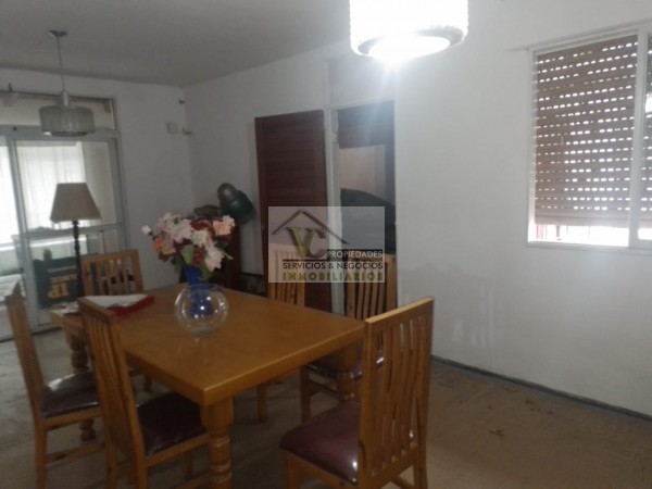 @OPORTUNIDAD Vendo CASA y SALON, zona Granaderos y Av. Iselin de 2 dormitorios, cocina comedor, baño , lavandería, cochera  ,  patio. Terreno 240m² construcción 120m²,  lista para escriturar. 