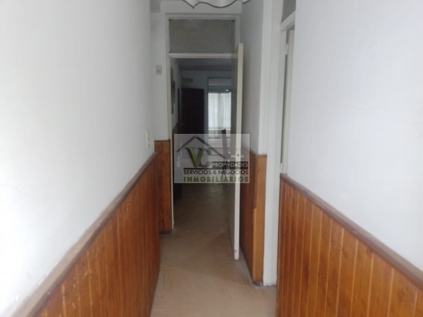 @OPORTUNIDAD Vendo CASA y SALON, zona Granaderos y Av. Iselin de 2 dormitorios, cocina comedor, baño , lavandería, cochera  ,  patio. Terreno 240m² construcción 120m²,  lista para escriturar. 