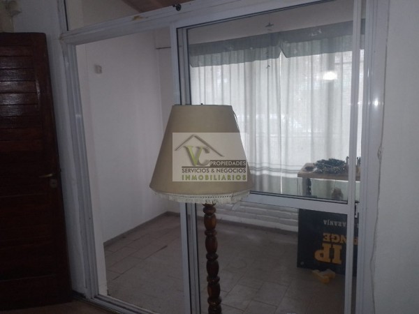 @OPORTUNIDAD Vendo CASA y SALON, zona Granaderos y Av. Iselin de 2 dormitorios, cocina comedor, baño , lavandería, cochera  ,  patio. Terreno 240m² construcción 120m²,  lista para escriturar. 