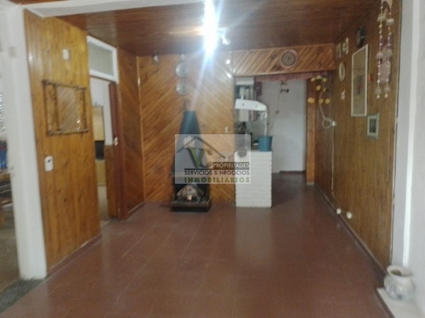 @OPORTUNIDAD Vendo CASA y SALON, zona Granaderos y Av. Iselin de 2 dormitorios, cocina comedor, baño , lavandería, cochera  ,  patio. Terreno 240m² construcción 120m²,  lista para escriturar. 