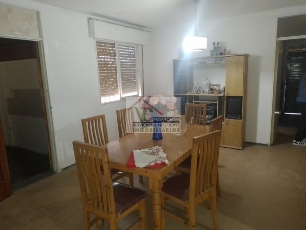 @OPORTUNIDAD Vendo CASA y SALON, zona Granaderos y Av. Iselin de 2 dormitorios, cocina comedor, baño , lavandería, cochera  ,  patio. Terreno 240m² construcción 120m²,  lista para escriturar. 