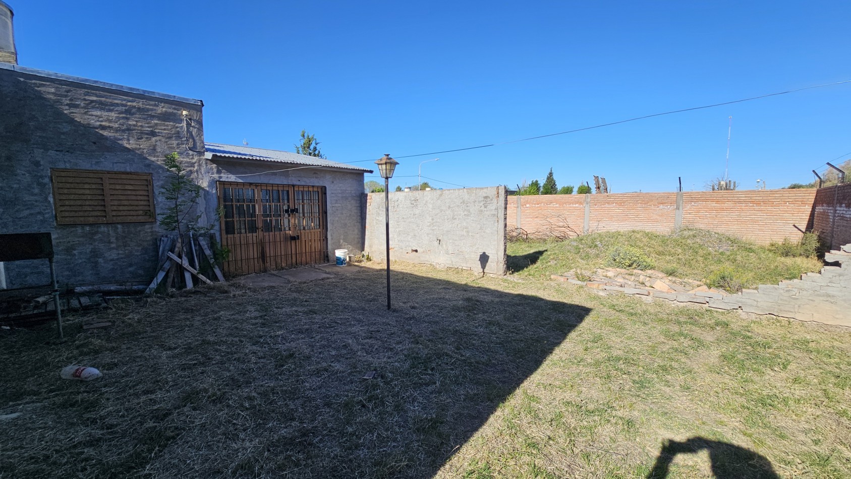 Casa amplia con gran parque y cochera - Zona El Cerrito, San Rafael  Oportunidad en una de las zonas mas buscadas de San Rafael. Propiedad de 3 dormitorios, 2 baños, living-comedor espacioso y cochera para 3 vehiculos.