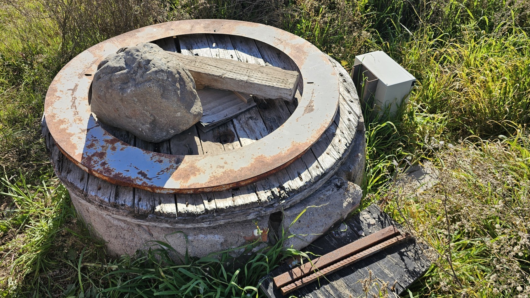Vendo Lote 7400 m² con Avance pilastras con luz, puente, pozo, olivos. Sobre Ejercito de los Andes Rama Caida. Ejercito de los Andes. San Rafael. Mendoza 