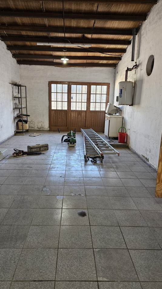 Casa amplia con gran parque y cochera - Zona El Cerrito, San Rafael  Oportunidad en una de las zonas mas buscadas de San Rafael. Propiedad de 3 dormitorios, 2 baños, living-comedor espacioso y cochera para 3 vehiculos.