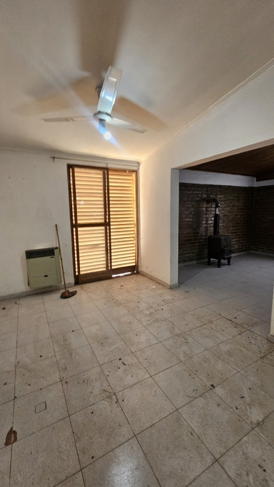 Casa amplia con gran parque y cochera - Zona El Cerrito, San Rafael  Oportunidad en una de las zonas mas buscadas de San Rafael. Propiedad de 3 dormitorios, 2 baños, living-comedor espacioso y cochera para 3 vehiculos.