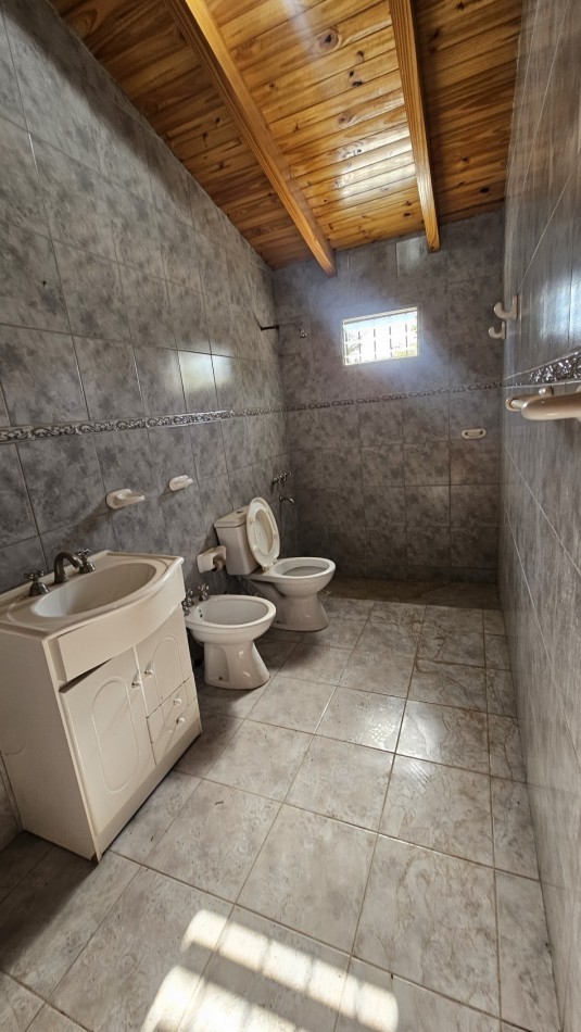 Casa amplia con gran parque y cochera - Zona El Cerrito, San Rafael  Oportunidad en una de las zonas mas buscadas de San Rafael. Propiedad de 3 dormitorios, 2 baños, living-comedor espacioso y cochera para 3 vehiculos.