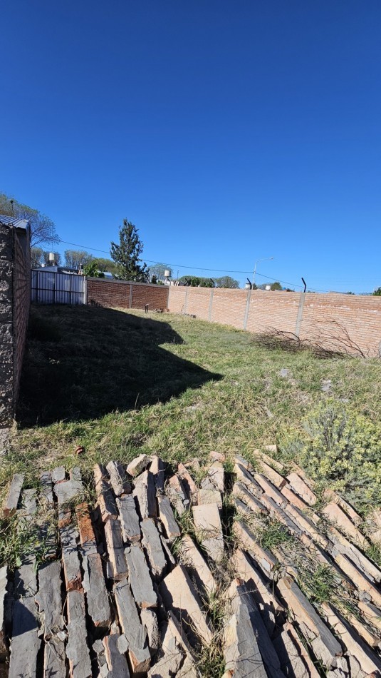 Casa amplia con gran parque y cochera - Zona El Cerrito, San Rafael  Oportunidad en una de las zonas mas buscadas de San Rafael. Propiedad de 3 dormitorios, 2 baños, living-comedor espacioso y cochera para 3 vehiculos.