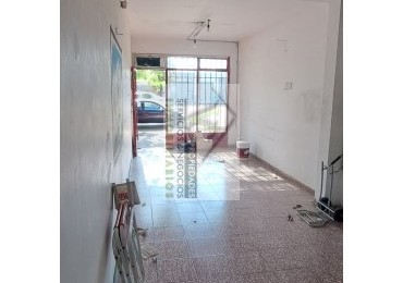 Vendo 3 locales, Galpon,  Garaje sobre Avenida Moreno con 427 m² terreno,  LOZA.  En San Rafael. 