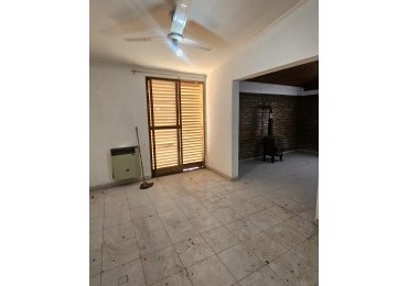 Casa amplia con gran parque y cochera - Zona El Cerrito, San Rafael  Oportunidad en una de las zonas mas buscadas de San Rafael. Propiedad de 3 dormitorios, 2 baños, living-comedor espacioso y cochera para 3 vehiculos.